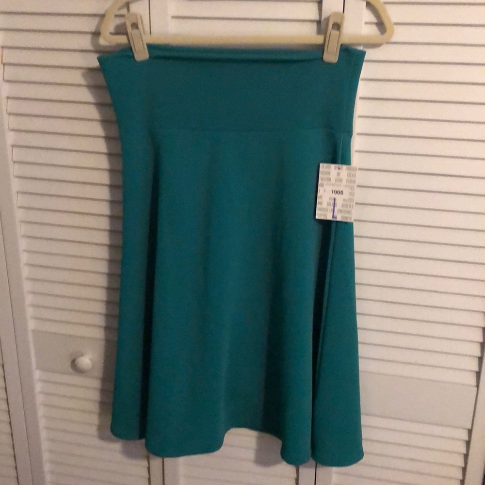 NWT green lularoe azure skirt. Cassie material.
